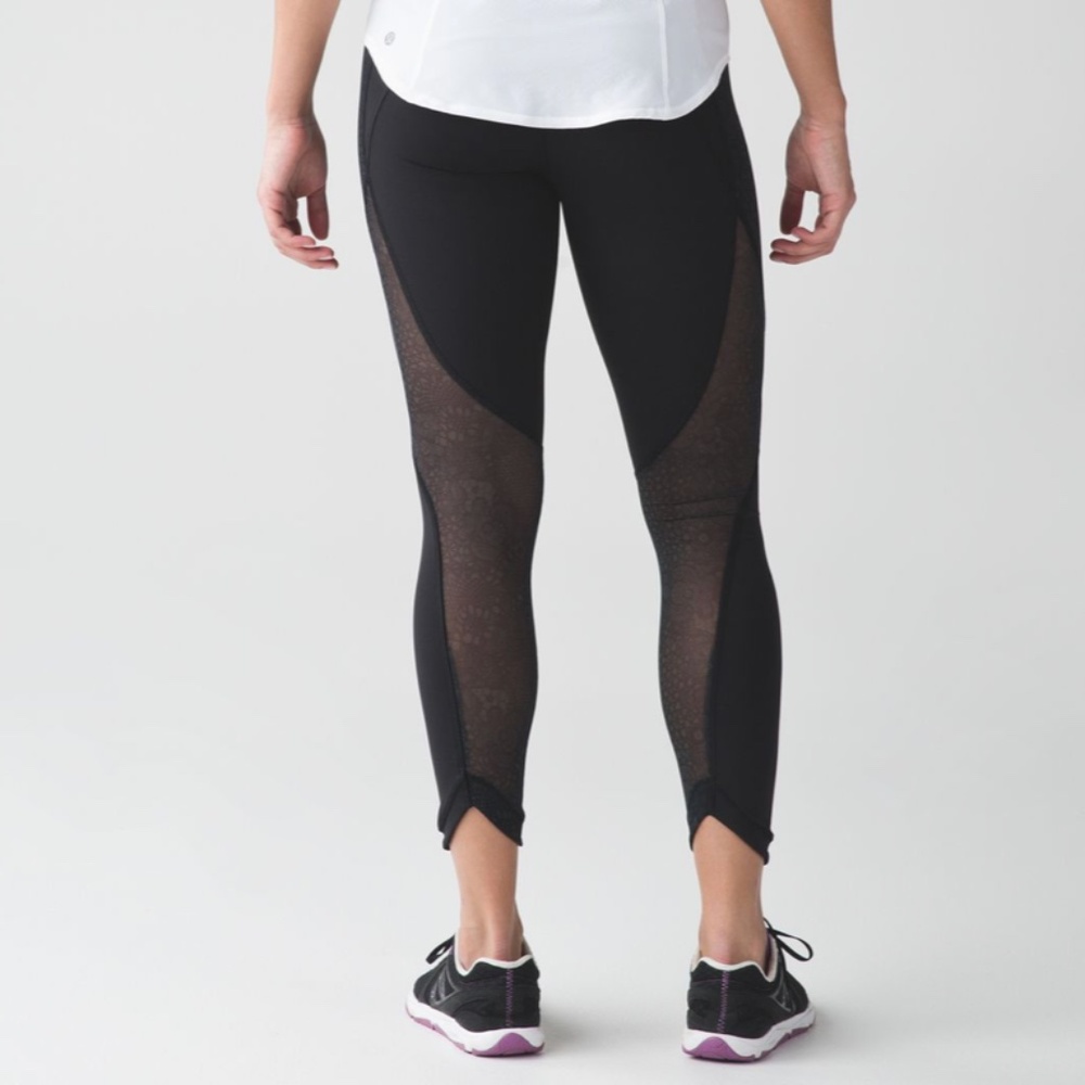 Lululemon Run With The Sun Tight - Color: Black / Pretty Lace, Size: 8